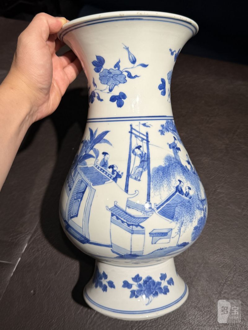 清康熙 青花庭院“杨柳荡千”图琵琶尊 - 图4